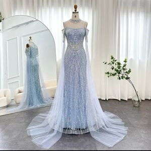 In two colors green and light blue,both comes in size 8